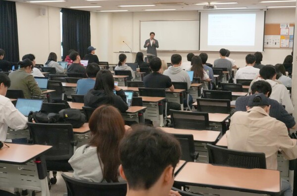 ▲세종대학교(총장 엄종화)는 매일경제 한동욱 부국장을 초청해 9월 30일 재학생들에게 ‘사회진출, 지혜로운 삶’을 주제로 특별 강연을 진행했다.