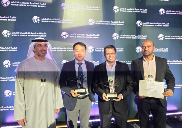 ▲ 한국환경공단(이사장 임상준)은 1일(현지시간) 아랍에미리트 두바이에서 개최된 ‘2025 에미레이트에너지어워드(EEA)’ 순환경제 부문에서 특별상을 수상했다.