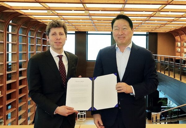 최태원 회장(오른쪽)과 샘 올트먼 OpenAI CEO(왼쪽) 등 양사 경영진들이 1일 서울 종로구 SK서린빌딩에서 메모리 공급 의향서(Memory Supply LOI)와 서남권 AI DC 협력에 관한 양해각서(MOU)를 체결했다.