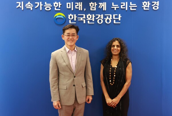 ▲ 한국환경공단 임상준 이사장(왼쪽)은 UNEP(유엔환경계획) 산업경제국 쉴라 아가르왈 칸 국장과 회담에서 K-EPR 세계화 추진을 협의했다.