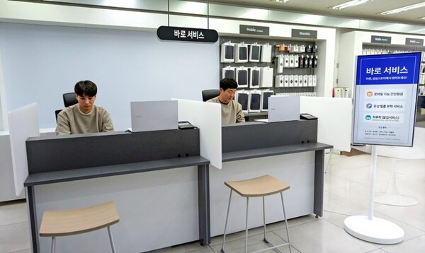 ▲ 삼성스토어 상도점에서 삼성전자서비스 엔지니어가 ‘바로 서비스’를 제공하는 모습