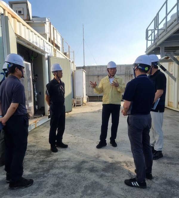 ▲제주에너지공사 제6대 사장으로 임명된 최명동 사장이(가운데)  풍력 및 수소 등 주요 에너지 사업현장에 대한 안전점검을 실시하였다.