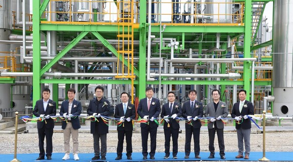 ▲(왼쪽에서 6번째)김태영 과학기술정보통신부 과장, (왼쪽에서 5번째)김재영 현대건설 기술연구원장 등을 비롯한 주요 관계자들이 ‘CO2 포집·액화 통합공정 실증시설 준공식’ 기념사진을 촬영하고 있다.