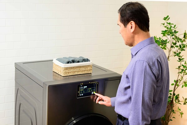 ▲ 삼성전자가 15일 ‘흰지팡이의 날’을 맞아 시각장애인과 저시력자를 위한 AI 가전 매뉴얼 ‘모두를 위한 사용법’을 공개했다.