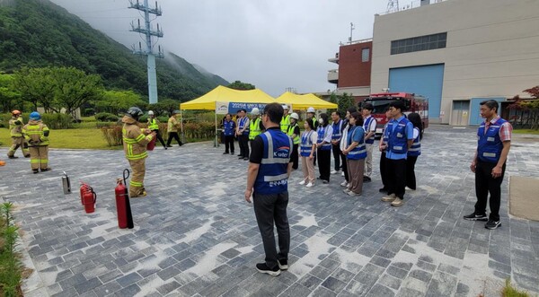 ▲지난 6월 한국수자원공사가 소양강댐지사에서 소방청과 합동소방 훈련을 시행했다. 한국수자원공사는 합동훈련을 통해 긴급응급조치, 화재 소화, 현장 통제, 직원 대피, 부상자 이송, 합동 사고 대응 과정 등을 점검했다.