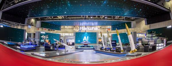 ▲ 한화 방산 3사가 일산 킨텍스에서 열린 ADEX 2025에 참가해 최첨단 K-방산 미래 전장 솔루션을 선보이고 있다.