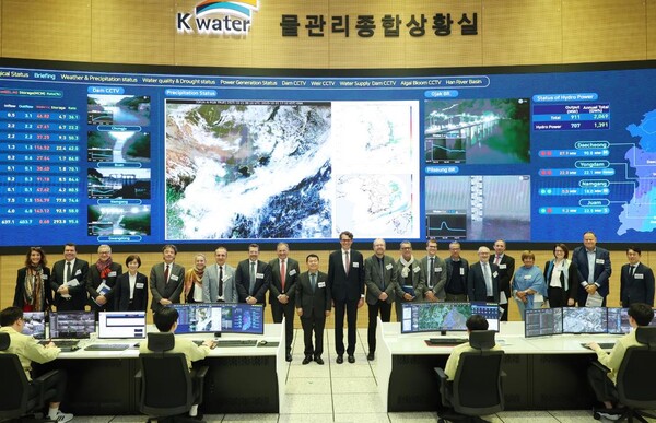 ▲ 룩셈부르크 경제사절단이 한국수자원공사 대전 본사 물관리종합상황실을 방문하여 디지털트윈 물관리 현황 등을 확인했다. 이번 룩셈부르크 경제사절단에는 룩셈부르크의 디지털·통신·미디어 분야 주요 기업 대표, 정부·학계 관계자 등이 포함되었다. (사진 좌측부터 9번째 알렉스 슈만 룩셈부르크 경제사절단 대표, 10번째 윤석대 한국수자원공사 사장, 11번째 자크 플리스 주한 룩셈부르크 대사)