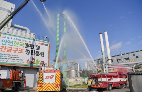 ▲ 수도권매립지관리공사에서 진행된 ‘2025년 안전한국훈련’에서 검단소방서, 인천 서구청 등 참여기관이 실제 화재 상황을 가정해 합동 훈련을 펼치고 있다.