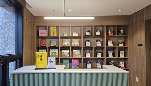 ▲‘순환의 서가’ 서비스가 제공될 12월 입주를 앞둔 힐스테이트 금오 더퍼스트의 작은 도서관 내부 모습. 