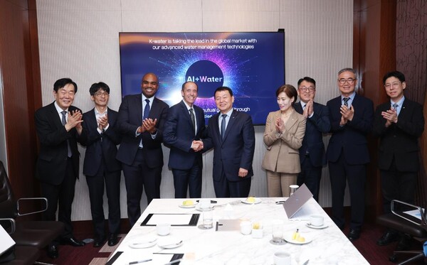 ▲윤석대 한국수자원공사 사장(사진 좌측에서 5번째)이 23일 ChatGPT 개발사 OpenAI의 크리스 리헤인(Chris Lehane, 사진 좌측에서 4번째) 글로벌 대외협력 최고책임자와 AI 기반 물관리 혁신을 위한 협력을 논의했다. 양측은 AI와 디지털트윈 기술을 활용한 홍수·가뭄·물공급 대응 및 정밀 예측이 기후위기 시대 인류의 지속 가능한 번영을 위한 핵심 공공기술이 될 것이라는 데 공감하고, AI 기술과 물관리의 융합이 가져올 혁신 가능성에 대해 심도 있는 의견을 나눴다.