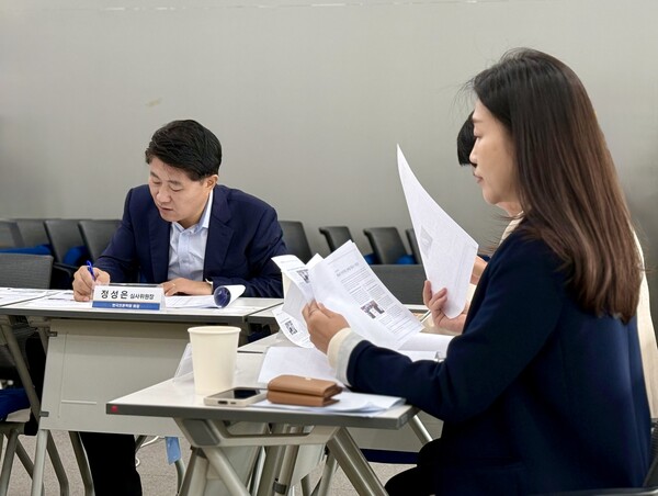 ▲ 2025 대학신문 생명존중 기사공모전 심사회의 모습