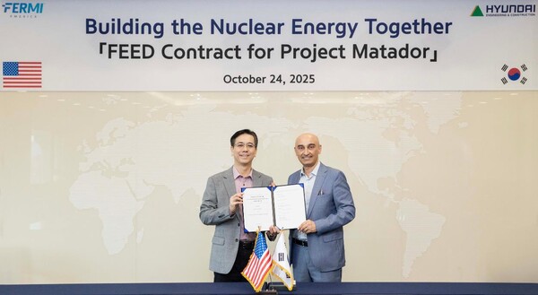 ▲현대건설 이한우 대표(왼쪽)와 페르미 뉴클리어 메수트 우즈만 대표(오른쪽)가 서울 종로구 현대건설 본사 사옥에서 ‘복합 에너지 및 인공지능(AI) 캠퍼스 내 대형원전 기본설계 용역 계약’을 체결한 후 기념사진을 촬영하고 있다.