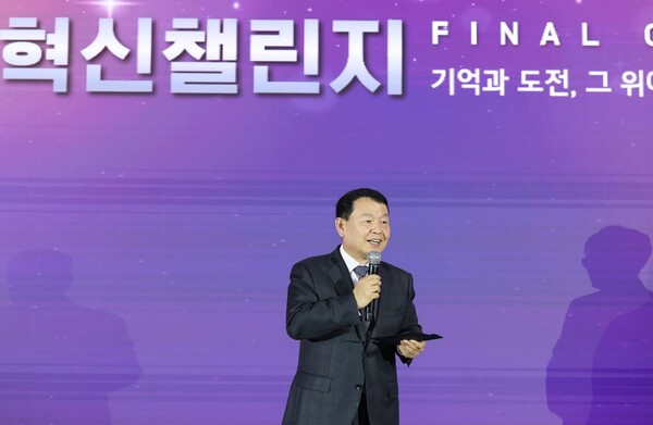 ▲대전 본사 세종관에서 열린 ‘2025 혁신챌린지 Final Contest’에서 윤석대 한국수자원공사 사장이 대상 수상작을 발표하고 있다. 최종 대상은 ‘보이지 않는 땅속 위험(지반침하·싱크홀) AI로 잡는다!’가 차지했으며, 이외에도 금상(2)·은상(3)·동상(4) 등 데이터와 AI를 접목한 디지털 혁신형 과제가 수상의 영예를 안았다.