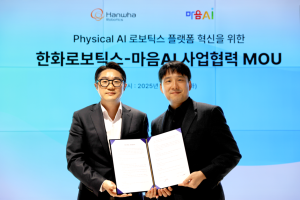 MOU 체결식에 참석한 정병찬 한화로보틱스 대표(왼쪽)와 최홍섭 마음AI 대표