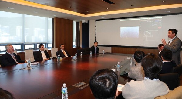 ≫ 폴 르윈(Paul Lwin) 해벅AI(HavocAI) CEO(맨 오른쪽 발표자)가 한화 임직원들에게 하와이 앞 바다에 대기중인 해벅AI의 무인수상정을 한화오션 거제사업장에서 원격통제하는 기술 시연을 선보이고 있다