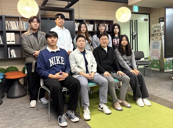 ▲세종대 인공지능데이터사이언스학과 최우석(앞줄 오른쪽에서 두 번째) 교수 연구팀