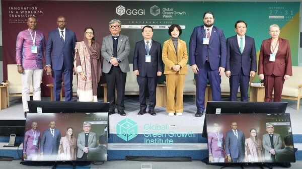 ▲ 서울 정동 GGGI 본부에서 열린 세션에서 주요 참석자들이 기념사진을 촬영하고 있다.(사진 왼쪽부터 페스터스 K. 응게노 케냐 환경·기후변화부 수석차관, 포데 폴 세네갈 환경·생태전환부 차관, 셰즈라 만사브 알리 카랄 파키스탄 기후변화환경조정부 차관, 김상협 GGGI 사무총장, 윤석대 한국수자원공사 사장, 한정애 국회의원, 압둘아지즈 아흐마드 알 마흐무드 카타르 환경·기후변화부 차관, 산 밴티 캄보디아 환경부 상임비서, 로빈 맥거킨 세계자원연구소 사무국장)