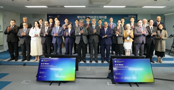 ▲ 한국수자원공사가 10월 30일 외교부와 공동으로 ‘AI와 물’을 주제로 제12차 그린라운드테이블을 개최했다. 이날 토론회에서 참석자들은 AI 기반 물관리의 국제사회 확산과 협업 방안을 논의했다.