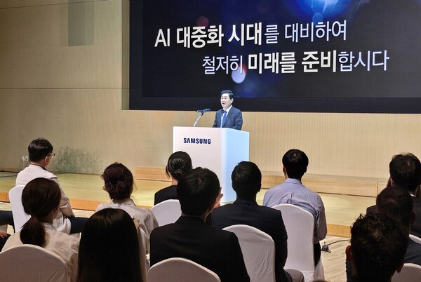 ▲ 11월 1일 삼성전자 수원 디지털시티에서 열린 삼성전자 창립 55주년 기념식에서 기념사를 전하는 한종희 대표이사 부회장