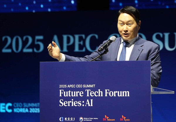 ▲최태원 SK그룹 회장이 28일 경북 경주시 경주엑스포대공원 문무홀에서 열린 ‘퓨처테크포럼 AI’에서 ‘AI 생태계 구축’을 주제로 환영사를 하고 있다.(사진=SK 제공)