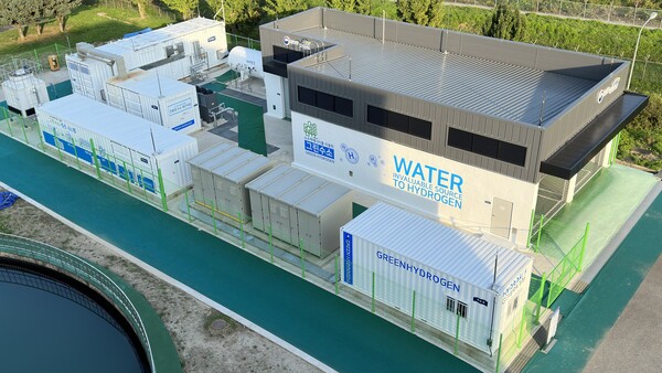 ▲ 경기도 성남정수장에 있는 그린수소 실증시설의 전경. 그린수소 실증시설은 기후에너지환경부와 협력해 구축한 국내 최초의 수력 연계형 그린수소 생산시설로, 소수력 발전기 2기(700㎾)를 활용해 하루 18톤의 물을 전기분해 해 수소 승용차 약 40대를 충전할 수 있는 188㎏의 수소를 생산한다. 