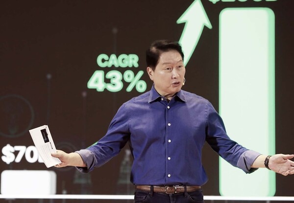 [사진설명] 최태원 SK그룹 회장이 3일 서울 강남구 코엑스에서 열린 ‘SK AI Summit(서밋) 2025’에서 ‘AI Now & Next’를 주제로 기조연설을 하고 있다.