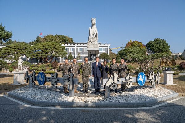 지난 5일 육군 9사단 백마부대에서 진행된 위문금 전달식에서 강준수 한화에어로스페이스 임원(오른쪽 4번째)과 권영우 9사단장 직무대리(준장,왼쪽 3번째) 등 주요 관계자들이 기념사진을 찍고 있다.