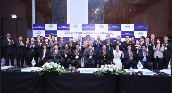 ▲베트남 하노이에서 열린 제23차 아시아물위원회 이사회에서 주요 참석자들이 기념사진을 촬영하고 있다. (사진 앞줄 가운데 윤석대 한국수자원공사 사장)이날 한국수자원공사는 아시아물위원회 의장기관으로서 이사회를 주관하고, AI·디지털 전환을 중심으로 아시아 각국과 지속 가능한 물관리 협력체계 구축에 나섰다.