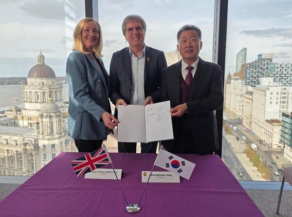 ▲한국수자원공사가 리버풀권역정부와 조력발전 분야 기술 교류 강화를 위한 합의각서(MOA)를 체결했다. (사진 좌측부터 Katherine Fairclough 리버풀권역정부 CEO, Steve Rotheram 리버풀권역정부 시장, 장병훈 한국수자원공사 수자원환경부문장)