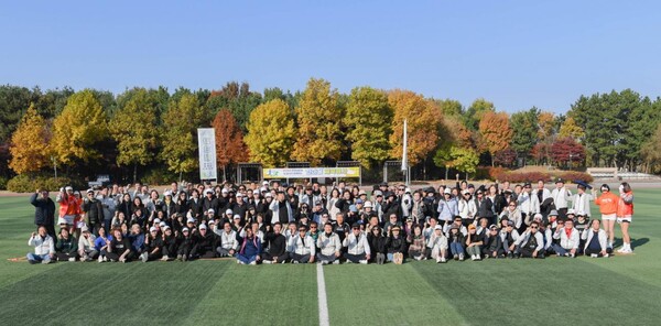 ▲수도권매립지 주민체육공원에서 열린 ‘한마음 체육행사’에 참여한 공사 임직원과 지역주민들이 화합의 뜻을 다지며 단체 기념촬영을 하고 있다.