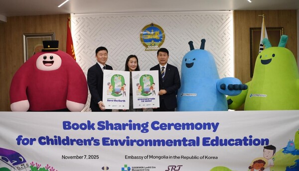 ▲ 주한몽골대사관 바타르수렌 게레세트섹(Baatarsuren Gereltsetseg) 참사관(왼쪽), 수도권매립지관리공사 송병억 사장(오른쪽)과 주식회사 에스알 황현주 전략기획본부장(가운데)와 관계자들이 11월 7일 ‘탄소중립’ 어린이 도서 번역본 전달식 후 기념촬영을 하고 있다.