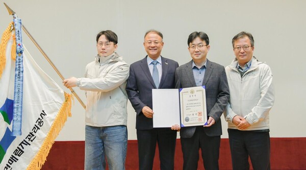 ▲지난 7일 ‘2025 탄소중립 녹색경영대상’ 시상식에서 김두환 수도권매립지관리공사 기획본부장(좌측 두 번째), 이원근 수도권매립지관리공사 ESG전략실장(좌측 세 번째)이 국무총리 표창을 수상한 뒤 기념촬영을 하고 있다.