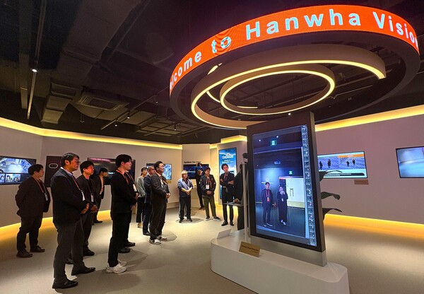 한화비전의 일본 우수 파트너들이 본사 기술 체험관을 둘러보고 있다