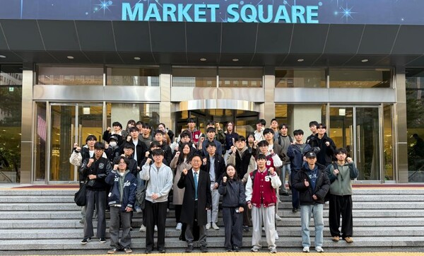 ▲ 세종대학교(총장 엄종화) 김대종 경영학부 교수와 학생들이 11월 11일 서울 여의도에 위치한 한국거래소(KRX)를 방문해 현장학습을 진행했다.