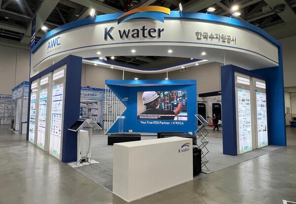 ▲ 대한민국 최대 규모의 국제 물 협력 행사인 ‘대한민국 국제물주간(Korea International Water Week) 2025’가 11월 12일부터 15일까지 나흘간의 공식 일정에 돌입했다. 한국수자원공사는 이번 행사에서 ‘K-water 홍보관’ 운영과 11개의 세션을 통해 미래형 물관리 기술과 글로벌 수자원 솔루션을 선보일 예정이다.