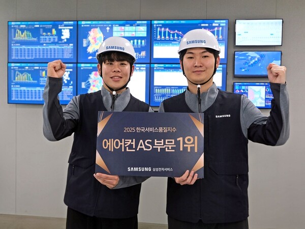 ▲ 삼성전자서비스 엔지니어들이 KS-SQI 에어컨 AS 부문 1위 기념 사진을 촬영하는 모습