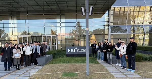 ▲세종대학교(총장 엄종화) 김대종 경영학과 교수가 11월 11일 학생들과 함께 여의도에 위치한 한국경제인협회를 방문했다.