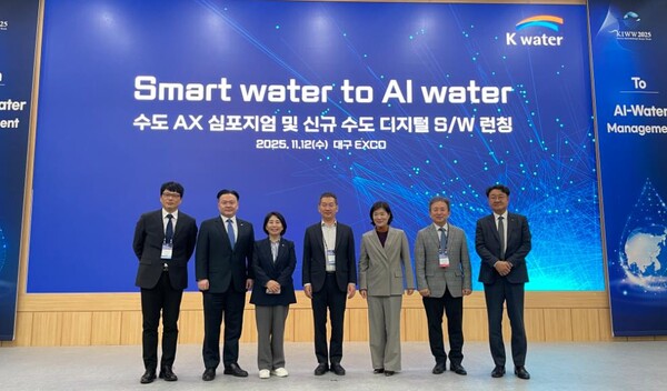 ▲한국수자원공사가 12일 대구 EXCO에서 ‘Smart Water에서 AI Water로의 진화’를 주제로 ‘상수도 AI 전환 심포지엄’을 개최했다. 이날 심포지엄에서 100여 명의 산·학·연 전문가들이 참석하여 상수도 AI 전환(AX)의 방향과 전략을 공유하고 AI 기반 수도관리의 미래 과제와 협력방안을 논의했다.