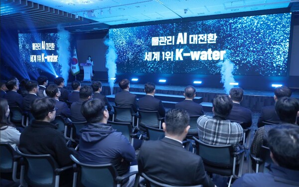 ▲ ‘60년 경험을 1초로 압축: AI가 만드는 새로운 일하는 방식’이라는 슬로건 아래, 물관리 AI 대전환의 전사적 실행체계를 완성하고 기후위기 대응 역량과 글로벌 시장 리더십을 강화하겠다는 의지를 담았다.