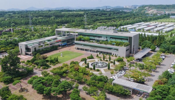 ▲ 수도권매립지관리공사 본사 전경. 수도권매립지관리공사는 기후에너지환경부와 함께 폐자원‧환경에너지 분야 특성화대학원 공모를 추진하며, 환경분야 전문인력 양성에 본격 착수했다.