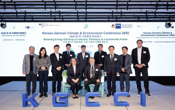 ▲ (앞줄 왼쪽부터) 마리 안토니아 폰 쉔부르크 KGCCI 대표, 외른 바이써트 주한독일부대사, (뒷줄 왼쪽부터) 신성 엔지니어링 김한영 이사, 정지희 KGCCI 부이사, 그리드위즈 류준영 사장, 한국에너지기술평가원(KETEP) 임승빈 실장, 한국에너지기술연구원(KIER) 김성일 박사, 한국에너지공단 김길환 팀장, 지멘스 코리아 정하중 대표, 윌로펌프 서병철 부문장, 독일에너지청 디트마 그룬디히 산업무역본부장이 ‘한-독 기후 환경 컨퍼런스 2025’에서 기념촬영을 하고 있다. (사진=KGCCI 제공)