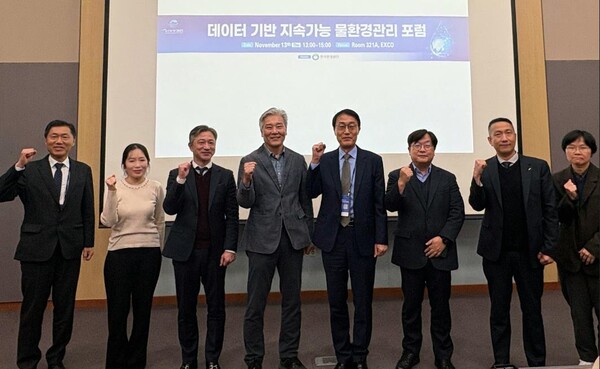 ▲ 왼쪽부터 한국환경공단 김성태 통합물관리처장, 한국건설기술연구원 오정선 수석연구원(발표자), 건국대학교 이한필 교수, 한강유역물관리위원회 이용석 계획분과위원장, 한국환경공단 안병용 물환경이사, 한국환경공단, 윤현식 수도권동부환경본부장, ㈜에스제이워터 이성준 대표(발표자), 육군3사관학교 남성남 교수 