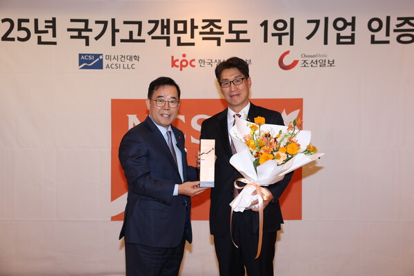 12일(수) 서울 중구 롯데호텔 서울에서 진행된 ‘2025 국가고객만족도(NCSI)’ 시상식에서 최승영 한화생명금융서비스 대표이사(오른쪽)와 박성중 한국생산성본부 회장이 기념 촬영을 하고 있다.