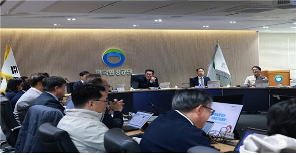 ▲한국환경공단(이사장 임상준)은 17일 국민이 체감하는 환경서비스 혁신 실천 의지를 담은 경영진이 주도하는 적극행정‧혁신 릴레이행사를 개최했다.