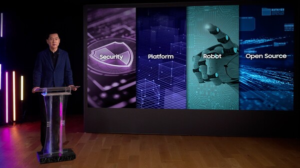 ▲ 20일 진행된 ‘삼성 테크 콘퍼런스 2025’에서 삼성전자 DX부문 최고기술책임자(CTO) 겸 삼성리서치장 전경훈 사장이 환영사를 하고 있다