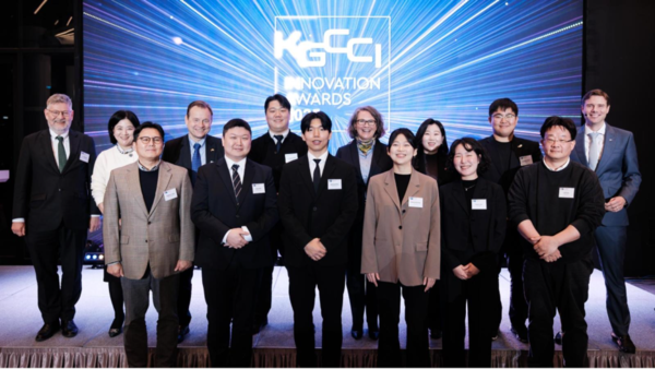 ▲제11회 KGCCI 이노베이션 어워드 수상 기업과 파이널리스트, KGCCI 경영진 및 주요 귀빈이 함께 기념 촬영을 하고 있다. (사진=주한독일상공회의소 제공)