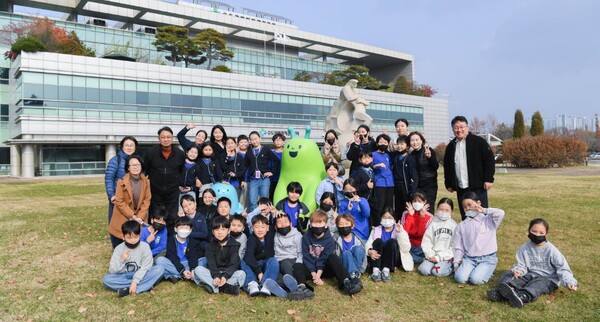 ▲탄소중립 시범투어에 참여한 재한몽골학교 학생, 교사와 관계자들이 기념촬영을 하고 있다