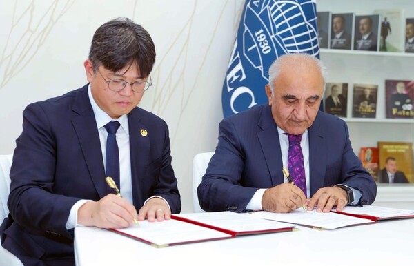 ▲이충훈 세종대 대외협력처장(왼쪽)과 Azerbaijan State University of Economics 의 Adalat Muradov 총장이 양해 각서에 서명하고 있다.