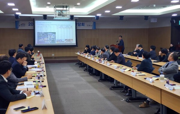 ▲11월 24일 대전광역시 국가철도공단에서 ‘수열산업 활성화 간담회’가 진행되고 있다. 이날 한국수자원공사는 기후에너지환경부와 함께 산·학·연 등의 참여를 기반으로 한 간담회를 열고, 수열산업 현황과 발전 방향 공유를 비롯해 실효성 있는 산업 활성화 방안을 논의했다.