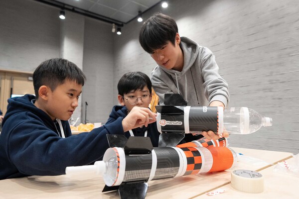 'Lift off, my NURI' 참여 학생들이 3단분리형 물로켓을 제작하고 있다.